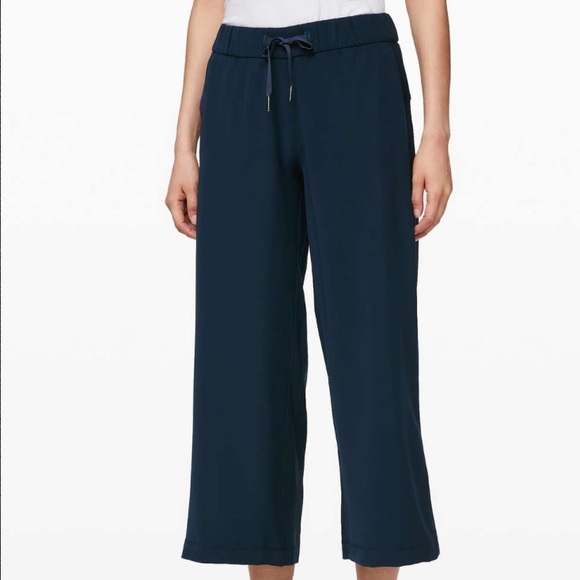 Lululemon 8 On the Fly Wide-Leg 7/8 Pant *Woven in True Navy - Picture 1 of 9